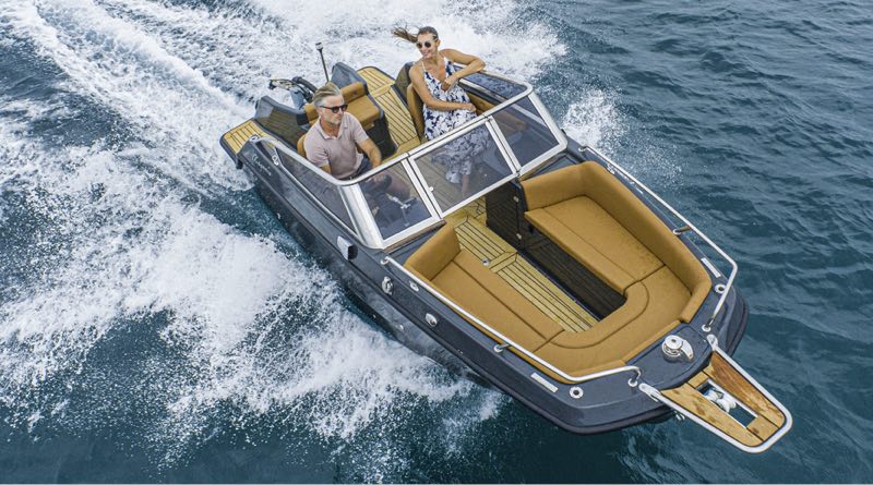 Magonis Wave e-550 speeding along throwing a wake