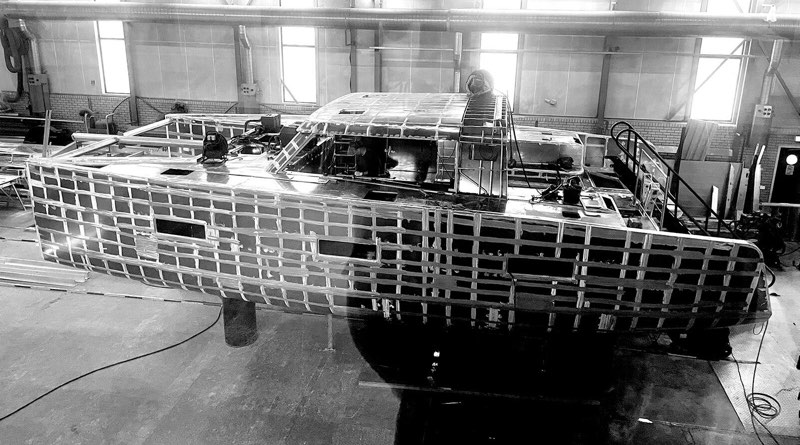Vaan R5 with Oceanvolt Servoprop being built in the shipyard